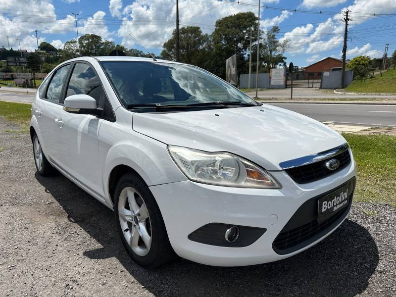 FORD - FOCUS - 2012/2013 - Branca - R$ 45.900,00