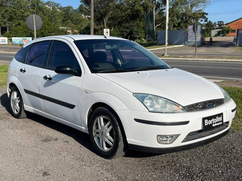 FORD - FOCUS - 2005/2006 - Branca - R$ 23.000,00