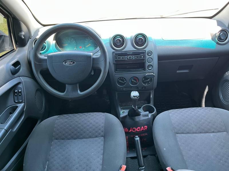FORD - FIESTA - 2004/2005 - Prata - R$ 19.900,00