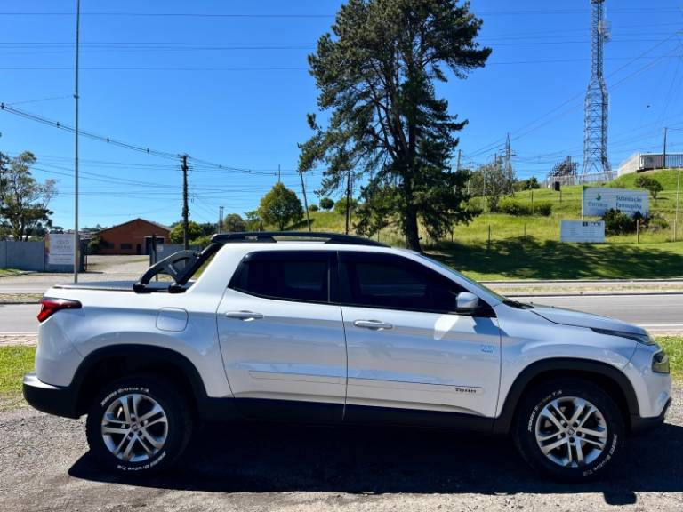 FIAT - TORO - 2017/2018 - Prata - R$ 94.900,00
