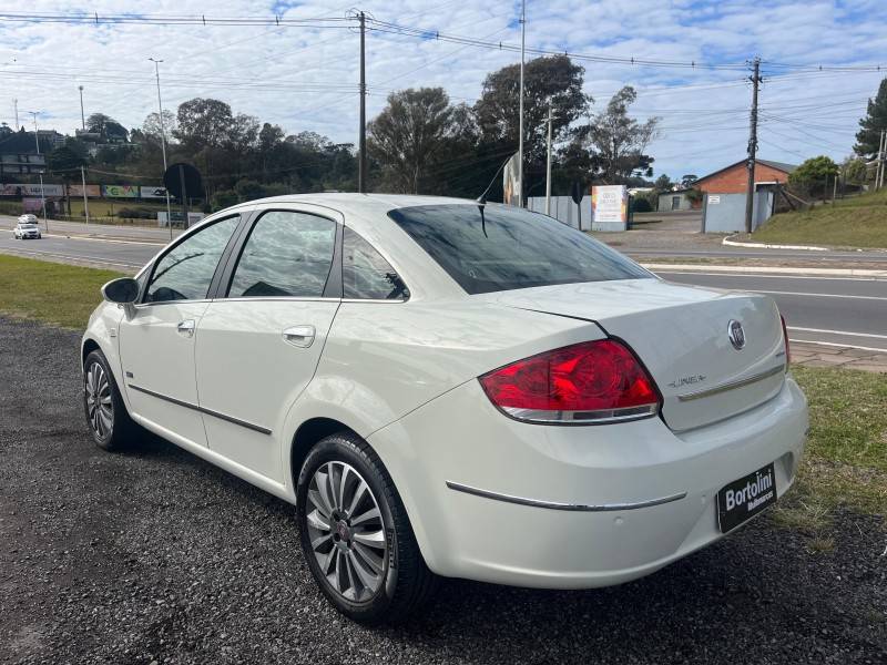 FIAT - LINEA - 2013/2014 - Branca - R$ 35.900,00