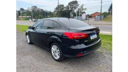 FORD - FOCUS - 2017/2018 - Preta - R$ 61.900,00