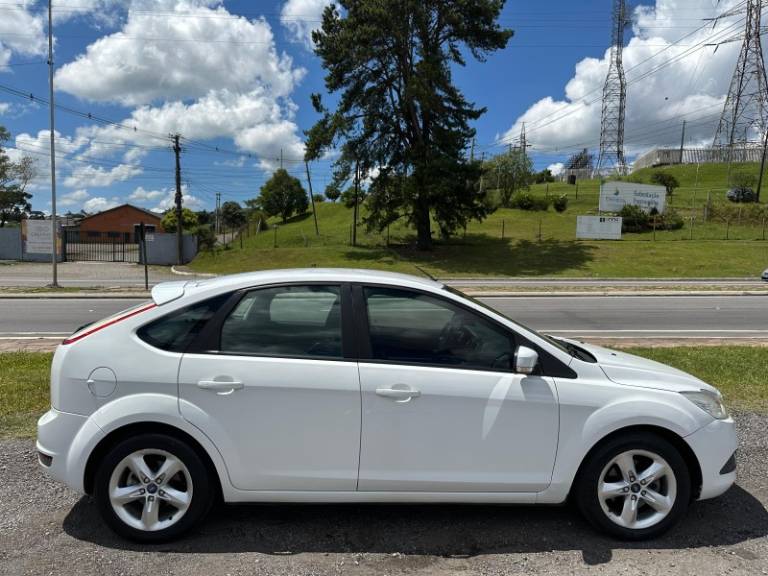 FORD - FOCUS - 2012/2013 - Branca - R$ 45.900,00