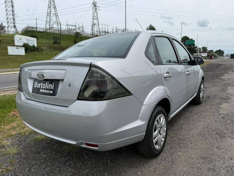 FORD - FIESTA - 2013/2014 - Prata - R$ 36.900,00