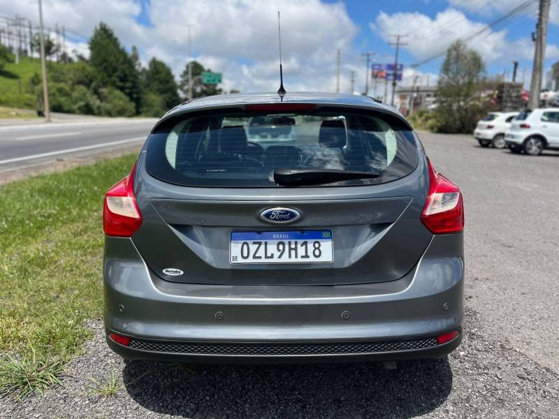 FORD - FOCUS - 2014/2015 - Cinza - R$ 53.900,00