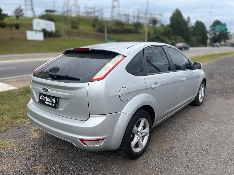 FORD - FOCUS - 2010/2011 - Prata - R$ 39.900,00