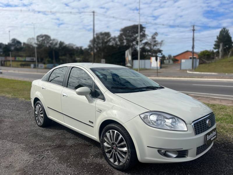 FIAT - LINEA - 2013/2014 - Branca - R$ 35.900,00
