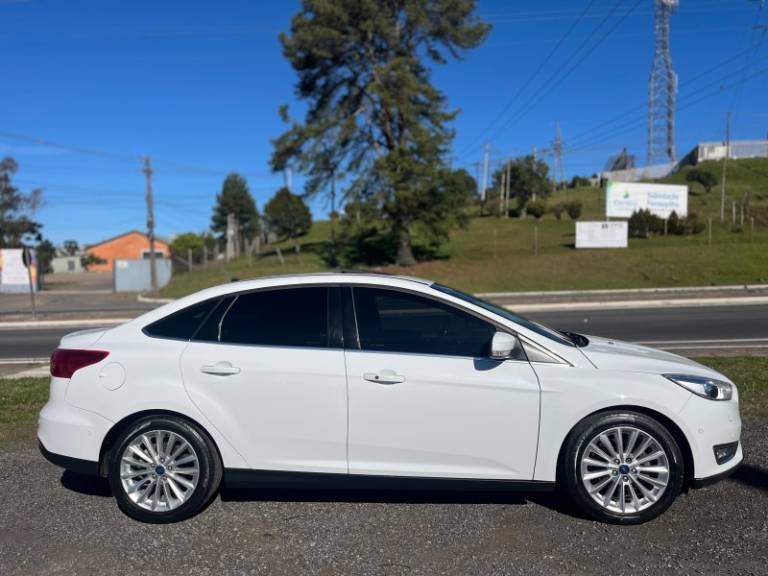 FORD - FOCUS - 2017/2017 - Branca - R$ 69.900,00