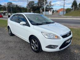 FORD - FOCUS - 2012/2013 - Branca - R$ 44.900,00