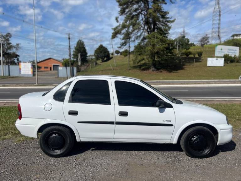 CHEVROLET - CLASSIC - 2004/2005 - Branca - R$ 17.900,00