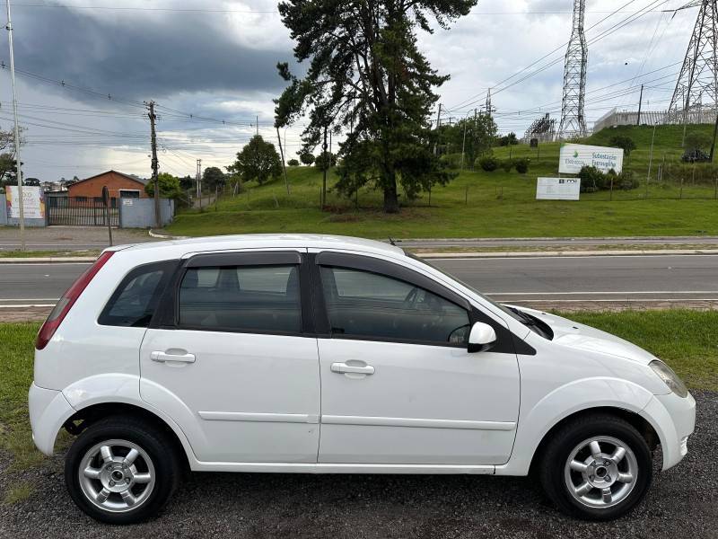 FORD - FIESTA - 2002/2003 - Branca - R$ 18.000,00