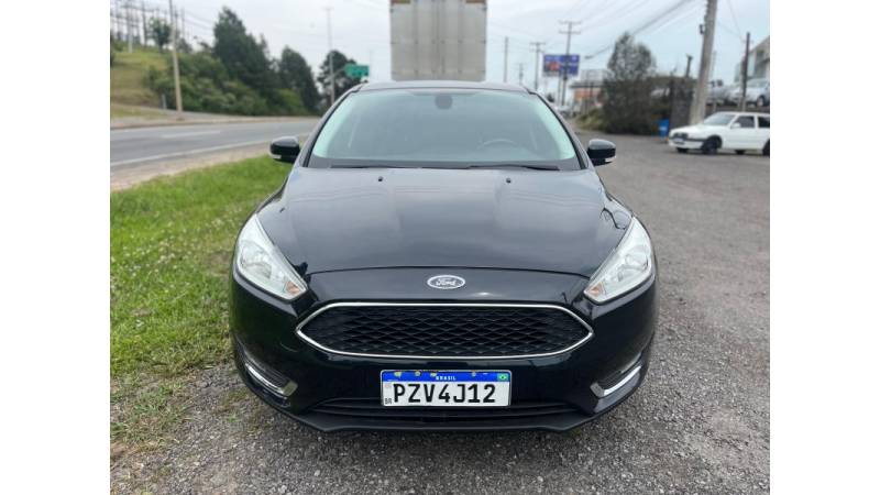 FORD - FOCUS - 2017/2018 - Preta - R$ 61.900,00