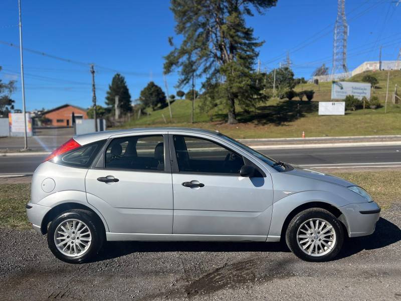 FORD - FOCUS - 2005/2005 - Prata - R$ 20.900,00