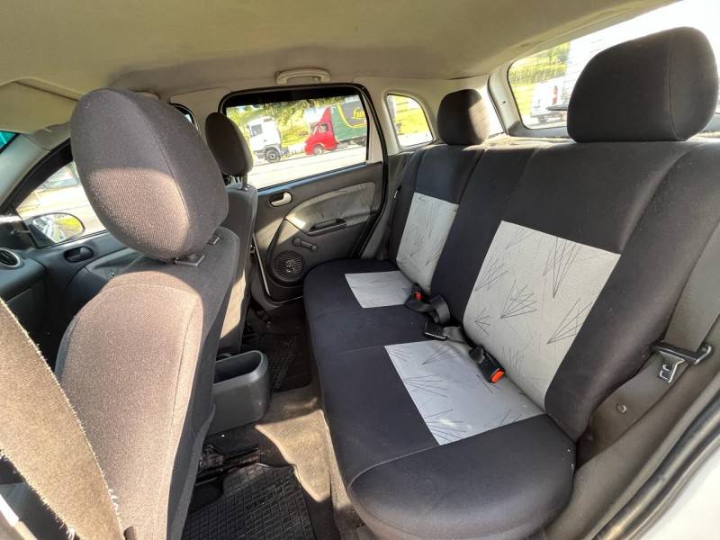 FORD - FIESTA - 2002/2003 - Branca - R$ 17.900,00