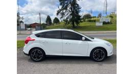 FORD - FOCUS - 2014/2015 - Branca - R$ 58.900,00