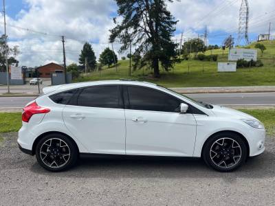 FORD - FOCUS - 2014/2015 - Branca - R$ 58.900,00