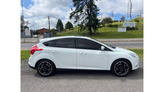 FORD - FOCUS - 2014/2015 - Branca - R$ 58.900,00