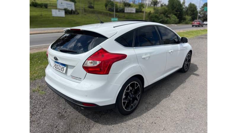 FORD - FOCUS - 2014/2015 - Branca - R$ 58.900,00