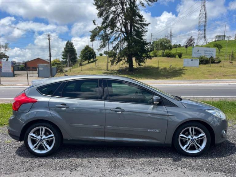 FORD - FOCUS - 2014/2015 - Cinza - R$ 53.900,00