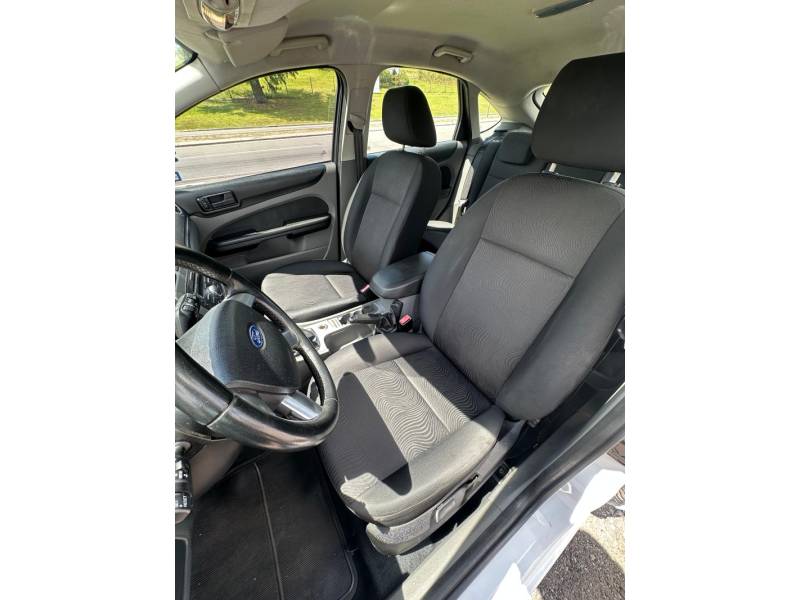 FORD - FOCUS - 2012/2013 - Branca - R$ 45.900,00