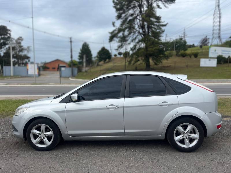 FORD - FOCUS - 2010/2011 - Prata - R$ 39.900,00
