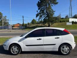 FORD - FOCUS - 2005/2006 - Branca - R$ 23.000,00