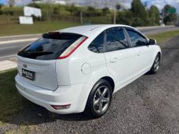 FORD - FOCUS - 2012/2013 - Branca - R$ 44.900,00