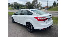 FORD - FOCUS - 2013/2014 - Branca - R$ 58.900,00