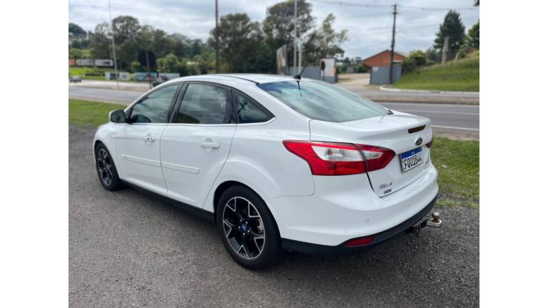 FORD - FOCUS - 2013/2014 - Branca - R$ 58.900,00