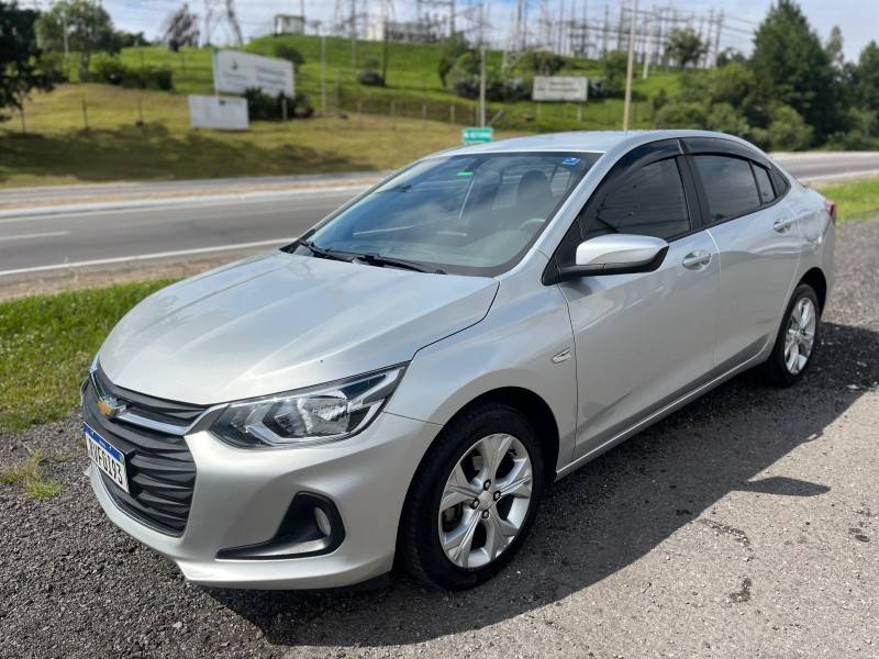 CHEVROLET - ONIX - 2022/2023 - Prata - R$ 82.900,00