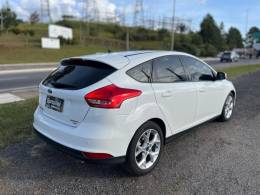 FORD - FOCUS - 2015/2016 - Branca - R$ 59.900,00