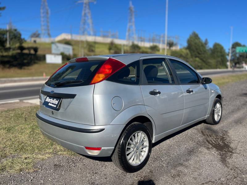 FORD - FOCUS - 2005/2005 - Prata - R$ 20.900,00