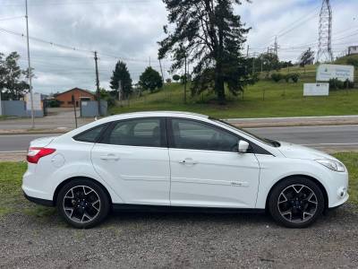 FORD - FOCUS - 2013/2014 - Branca - R$ 58.900,00