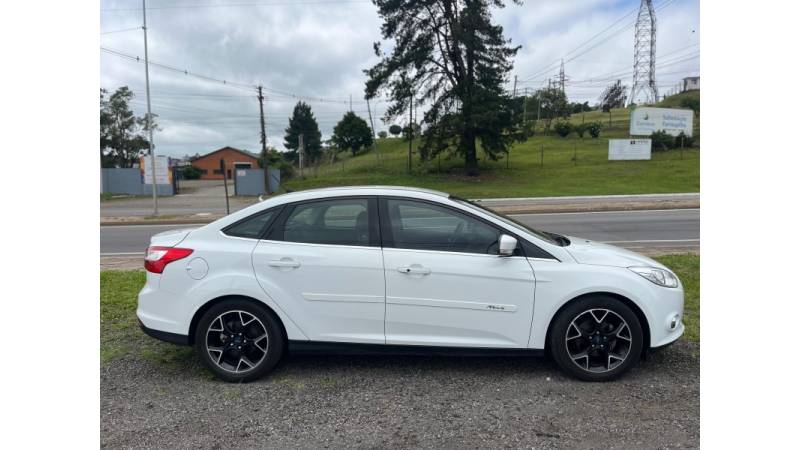 FORD - FOCUS - 2013/2014 - Branca - R$ 58.900,00