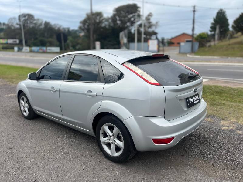 FORD - FOCUS - 2010/2011 - Prata - R$ 39.900,00