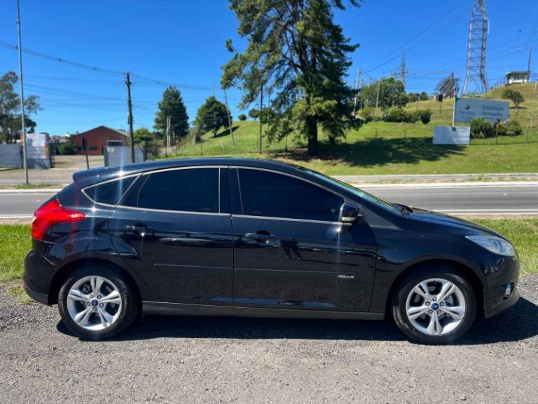 FORD - FOCUS - 2013/2014 - Preta - R$ 51.900,00