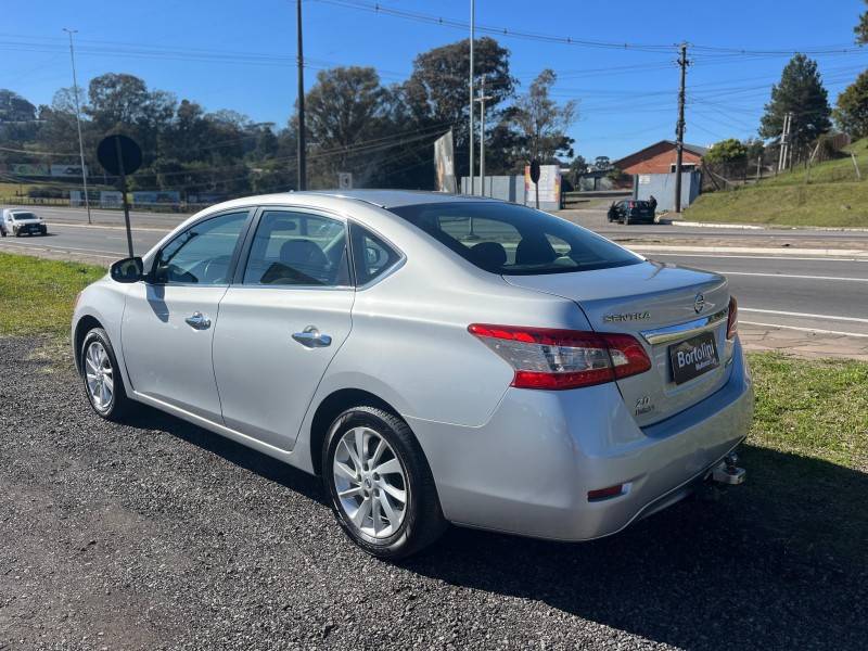 NISSAN - SENTRA - 2013/2014 - Prata - R$ 45.900,00
