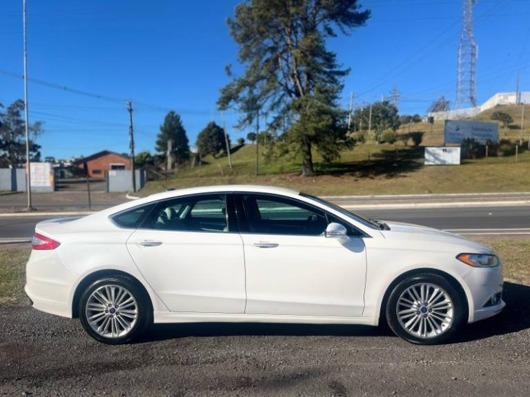 FORD - FUSION - 2013/2014 - Branca - R$ 75.000,00