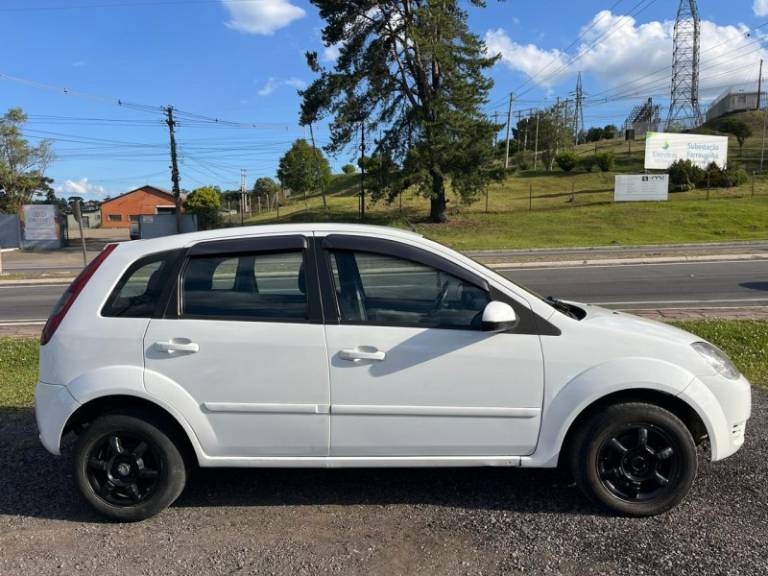 FORD - FIESTA - 2002/2003 - Branca - R$ 17.900,00