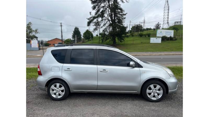 NISSAN - LIVINA - 2011/2012 - Prata - R$ 29.900,00