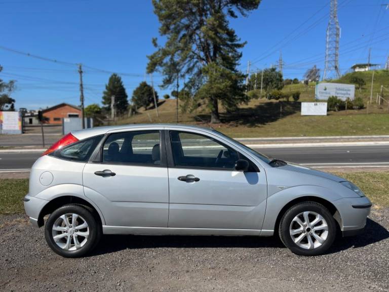 FORD - FOCUS - 2005/2006 - Prata - R$ 21.900,00