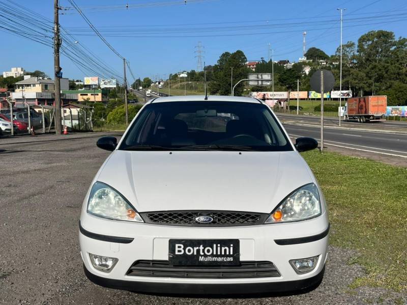 FORD - FOCUS - 2005/2006 - Branca - R$ 23.000,00