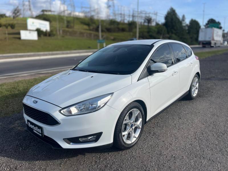 FORD - FOCUS - 2015/2016 - Branca - R$ 59.900,00