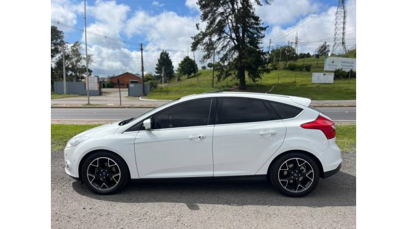 FORD - FOCUS - 2014/2015 - Branca - R$ 58.900,00