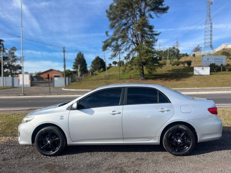 TOYOTA - COROLLA - 2011/2012 - Prata - R$ 61.900,00