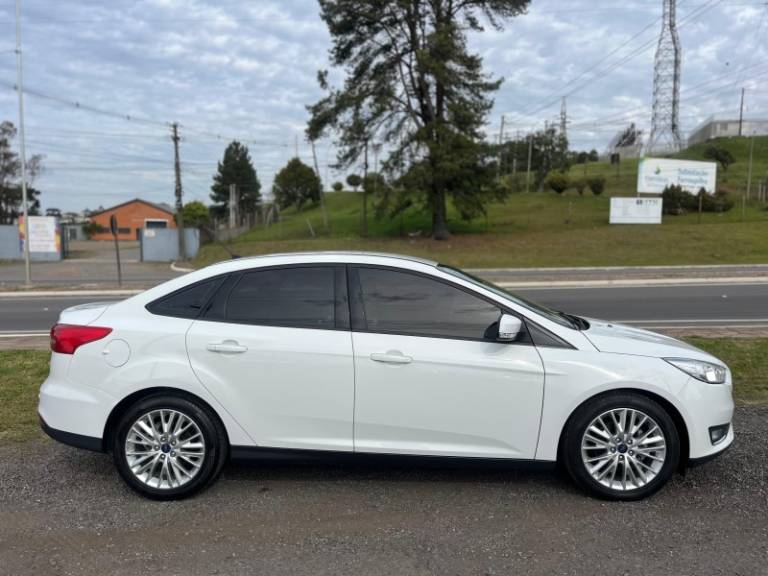 FORD - FOCUS - 2017/2018 - Branca - R$ 60.900,00