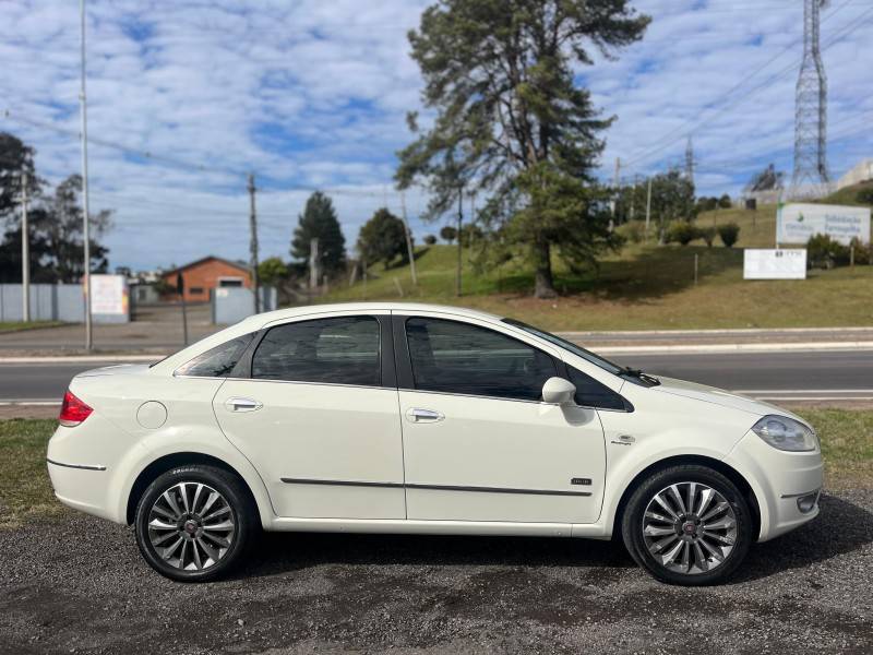FIAT - LINEA - 2013/2014 - Branca - R$ 35.900,00