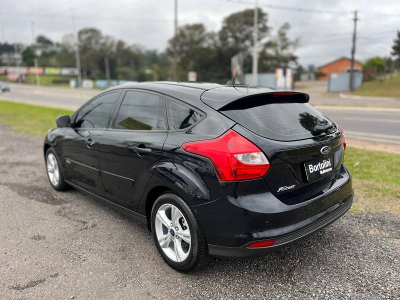 FORD - FOCUS - 2013/2014 - Preta - R$ 49.900,00
