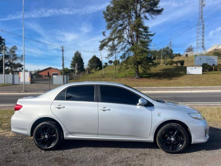 TOYOTA - COROLLA - 2011/2012 - Prata - R$ 61.900,00