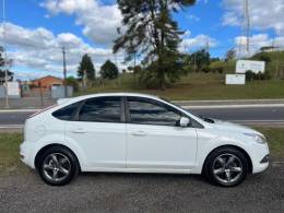 FORD - FOCUS - 2012/2013 - Branca - R$ 44.900,00